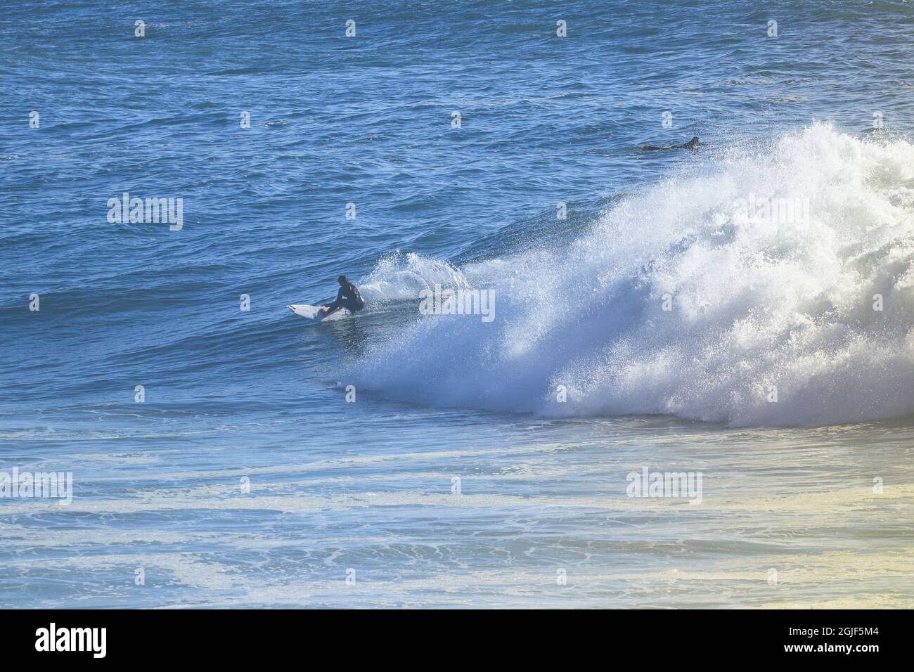 Surfez sur une grande vague parfaite Banque D'Images