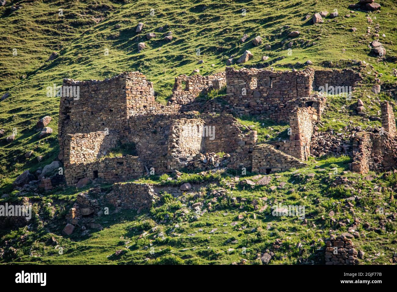 Les vieilles ruines en pierre des bâtiments médiévaux abandonnés dans les montagnes de Géorgie Banque D'Images