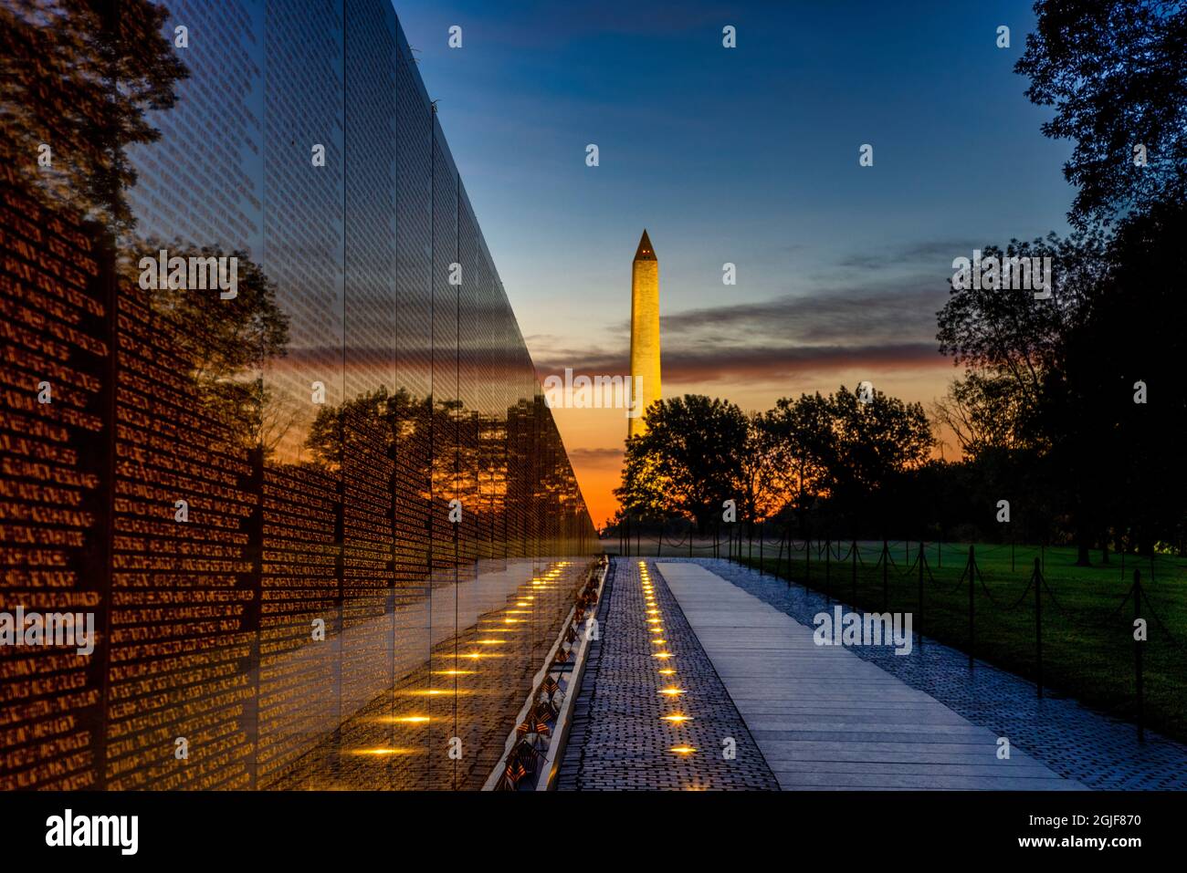États-Unis, District de Columbia, Washington. Vietnam Veterans Memorial avec le reflet du Washington Monument Banque D'Images