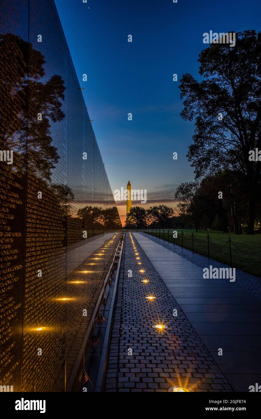 États-Unis, District de Columbia, Washington. Vietnam Veterans Memorial avec le reflet du Washington Monument Banque D'Images