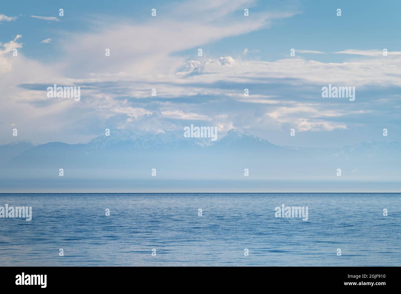 Montagnes olympiques à travers le détroit de Juan de Fuca, vue de l'île de San Juan, État de Washington Banque D'Images
