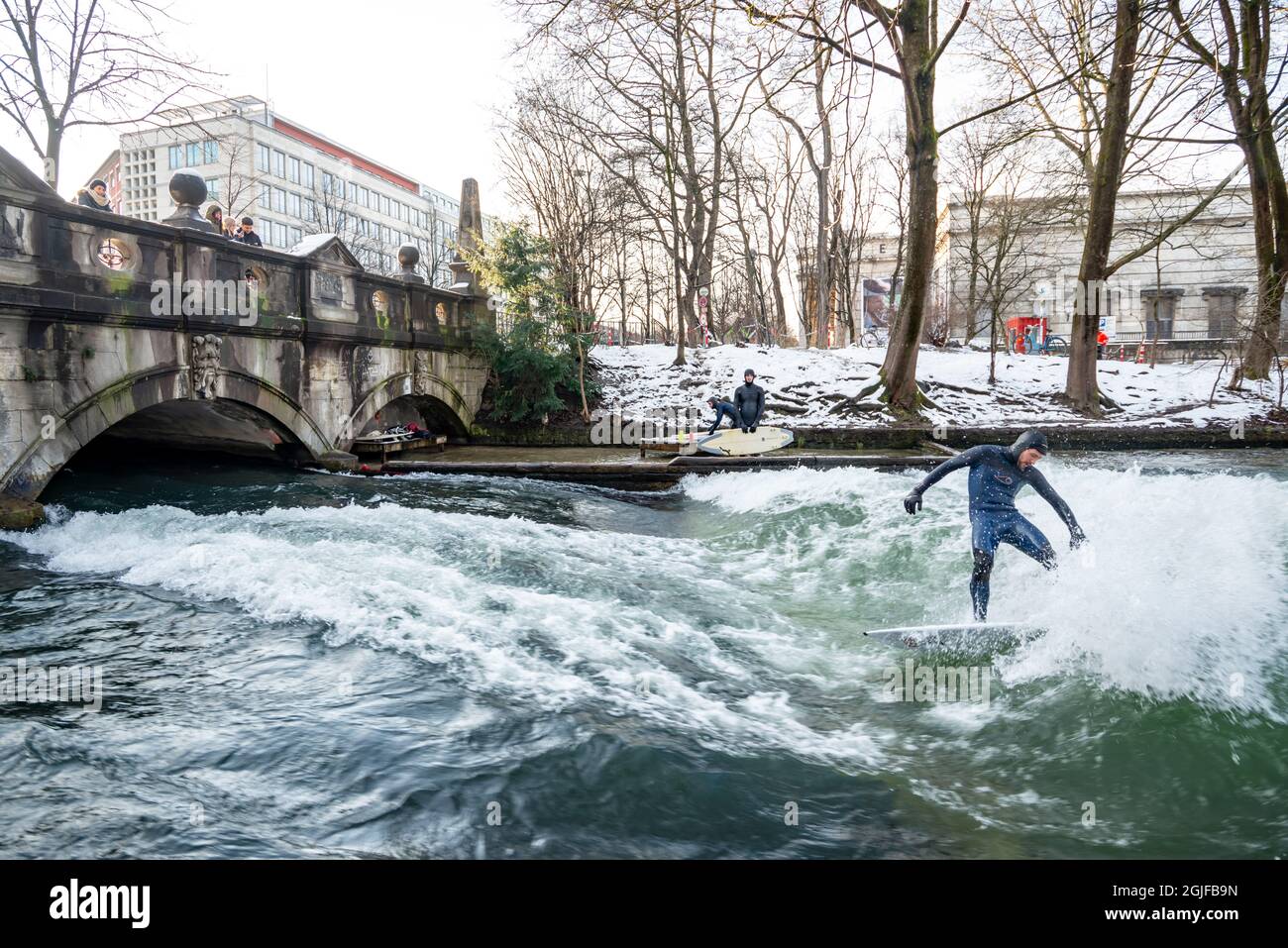 Surfeur en amont de la vague dans la rivière Eisbach à Munich, Allemagne. Banque D'Images