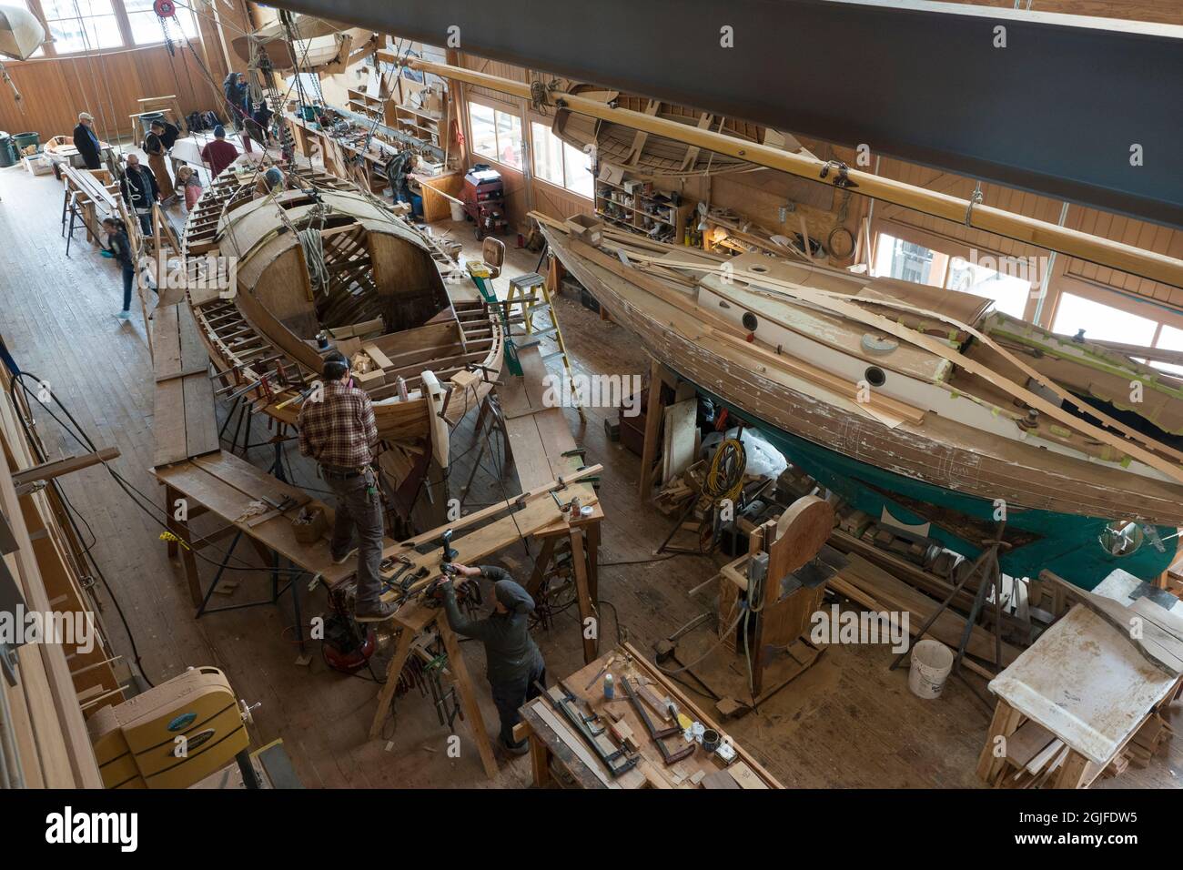 États-Unis, État de Washington, Port Townsend, atelier de construction et de restauration de bateaux en bois du Northwest Maritime Center. (Usage éditorial uniquement) Banque D'Images