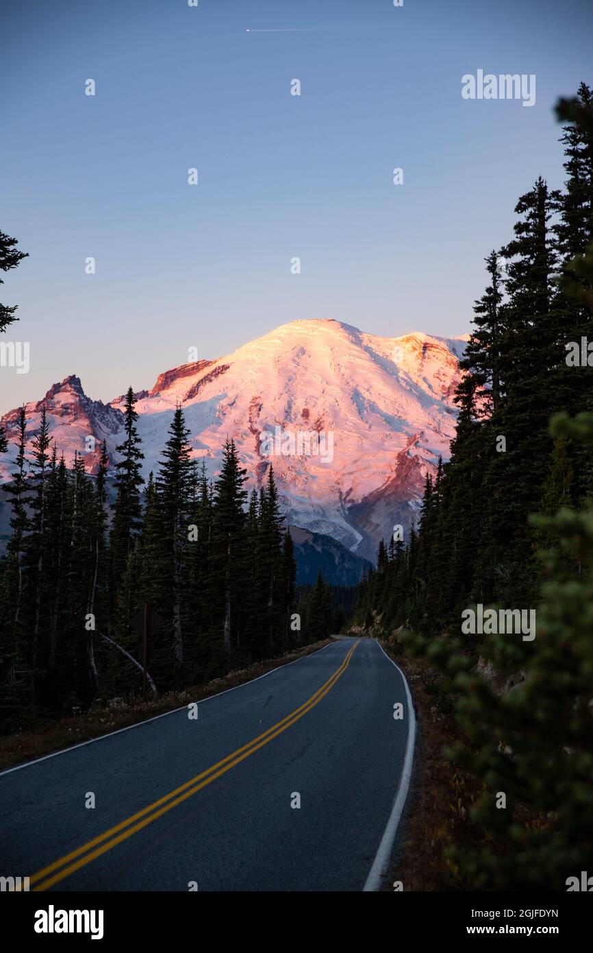 États-Unis, État de Washington. Mont Rainier et route. Banque D'Images