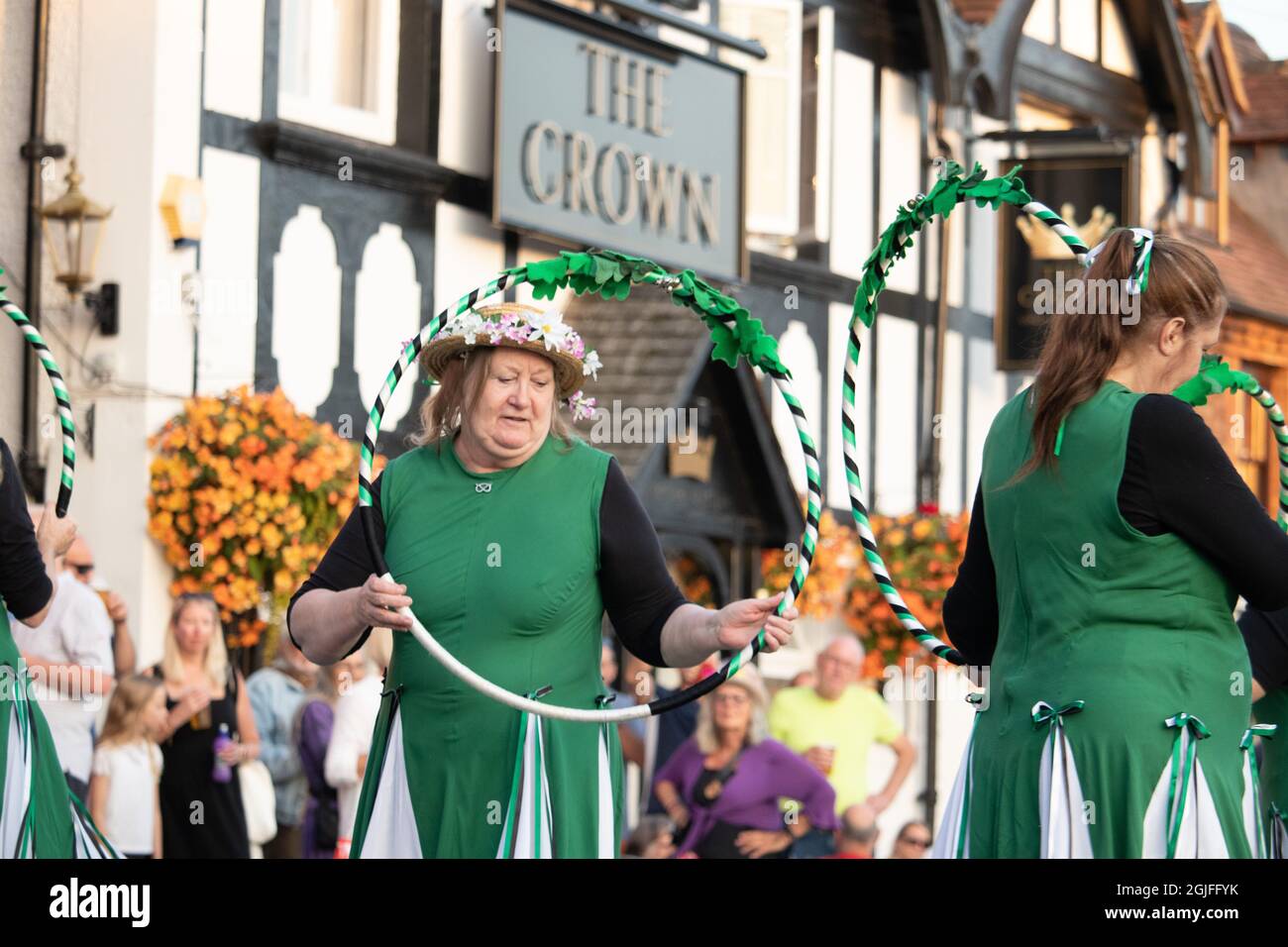 Beggarss' Oak Clog danse à l'Abbots Bromley Horn Dance. Ils ont été formés en 1983 et sont une équipe mixte de sabots morris dansant dans la tradition du Nord-Ouest. Banque D'Images