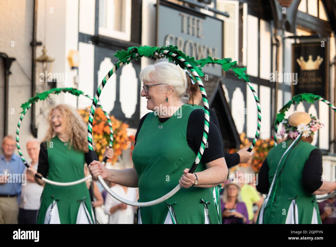 Beggarss' Oak Clog danse à l'Abbots Bromley Horn Dance. Ils ont été formés en 1983 et sont une équipe mixte de sabots morris dansant dans la tradition du Nord-Ouest. Banque D'Images