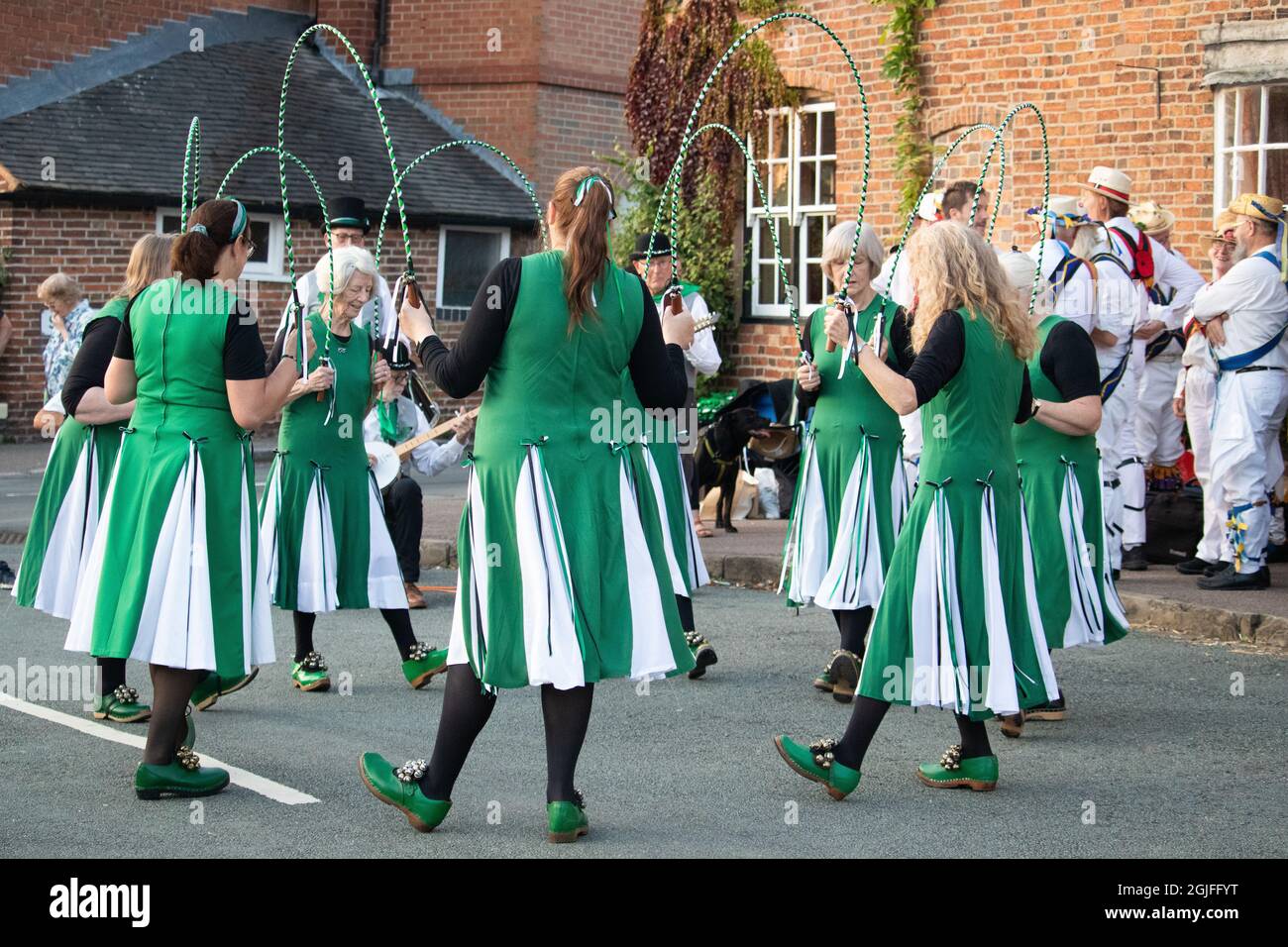 Beggarss' Oak Clog danse à l'Abbots Bromley Horn Dance. Ils ont été formés en 1983 et sont une équipe mixte de sabots morris dansant dans la tradition du Nord-Ouest. Banque D'Images