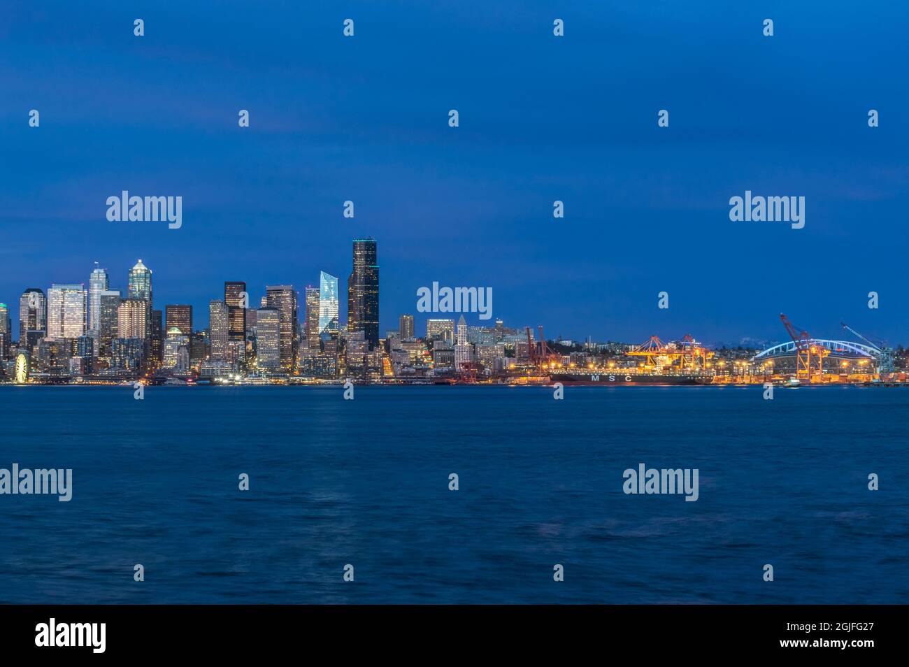 Etat de Washington, Seattle. Front de mer et Skyline au crépuscule Banque D'Images