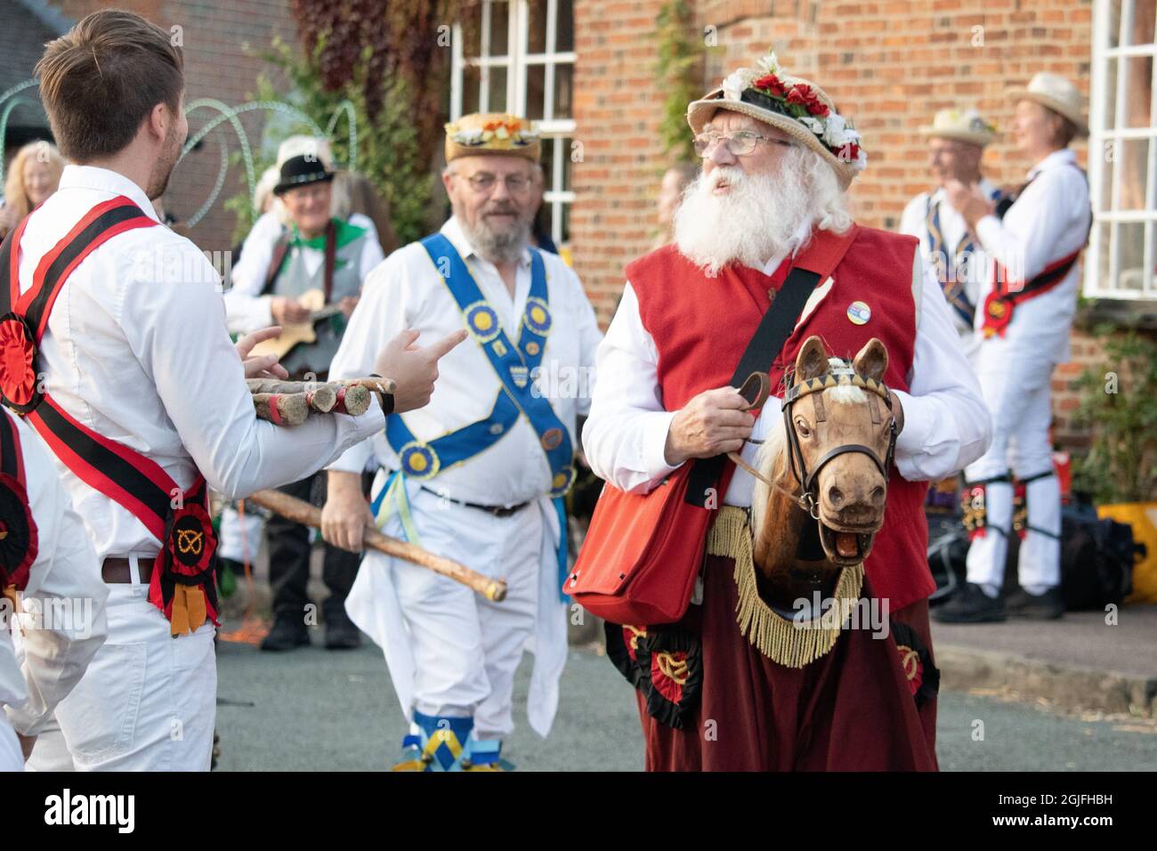 Les équipes Stafford Morris et Uttoxeter Heart of Oak Morris dansent ensemble lors du festival Abbots bromley Horn le premier lundi de septembre. Banque D'Images