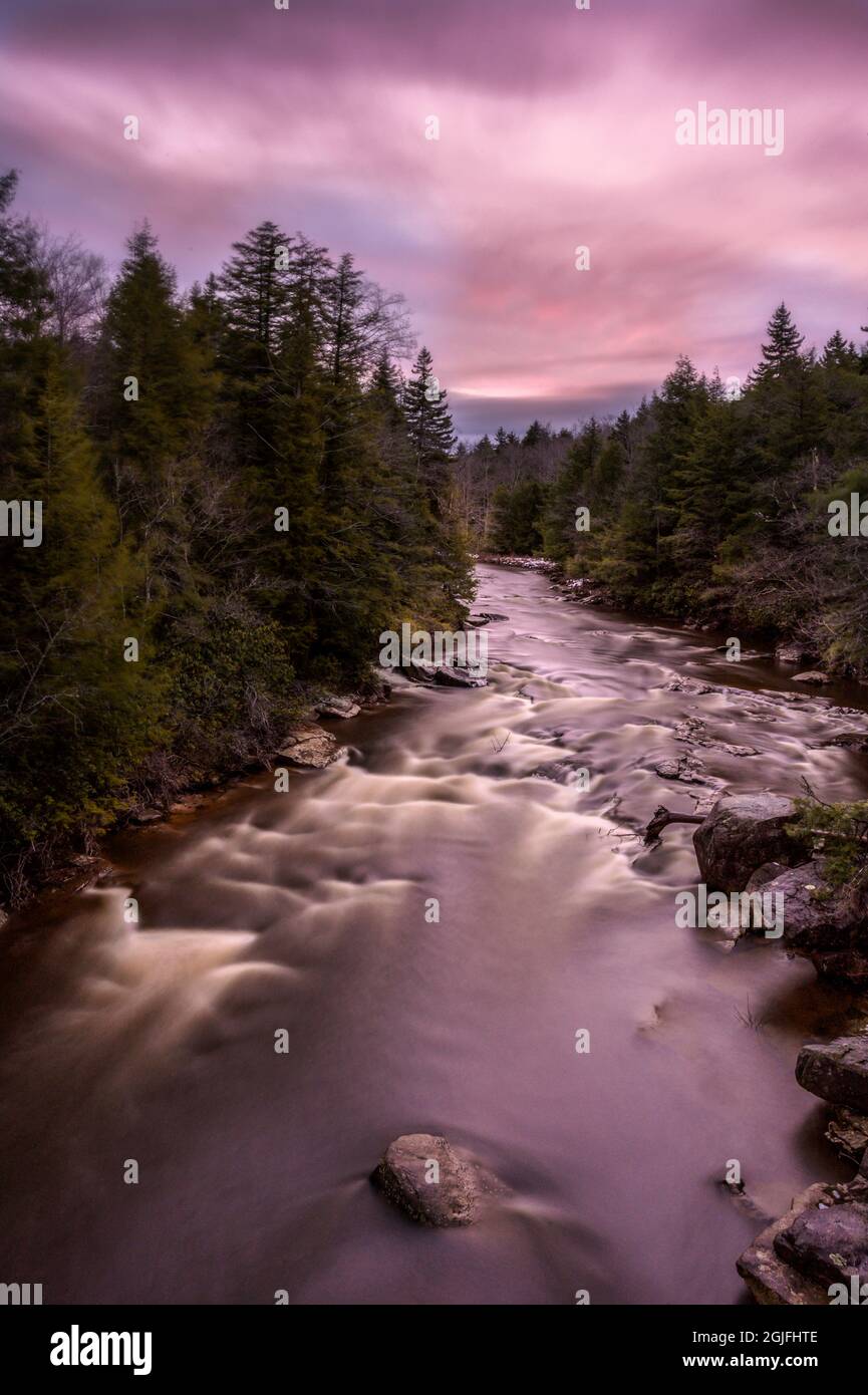 États-Unis, Virginie occidentale, chutes de Blackwater. Lever du soleil sur le paysage de la rivière Blackwater. Crédit : Jay O'Brien / Galerie Jaynes / DanitaDelimont.com Banque D'Images