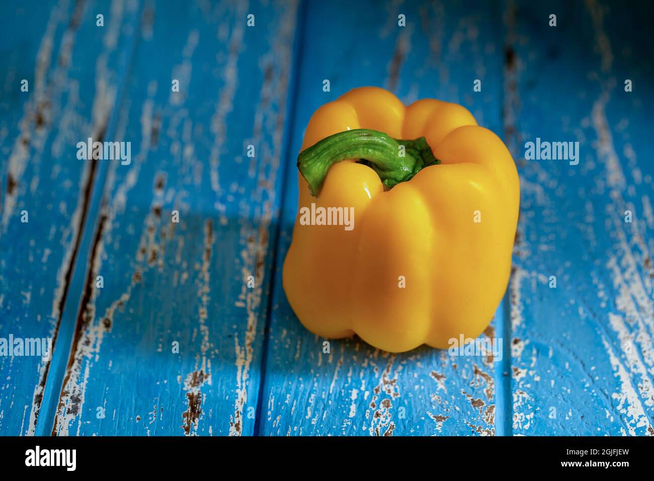 Poivron jaune sur une table en bois bleu. Banque D'Images