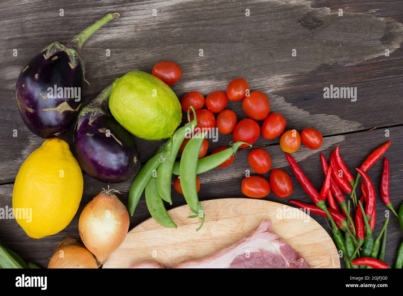 Viande non cuite de bœuf frais cru prêt à cuire avec des oignons persil dillmolrosquail sel coriandre et piment rouge chaud sur table en bois. Viande crue avec CO Banque D'Images