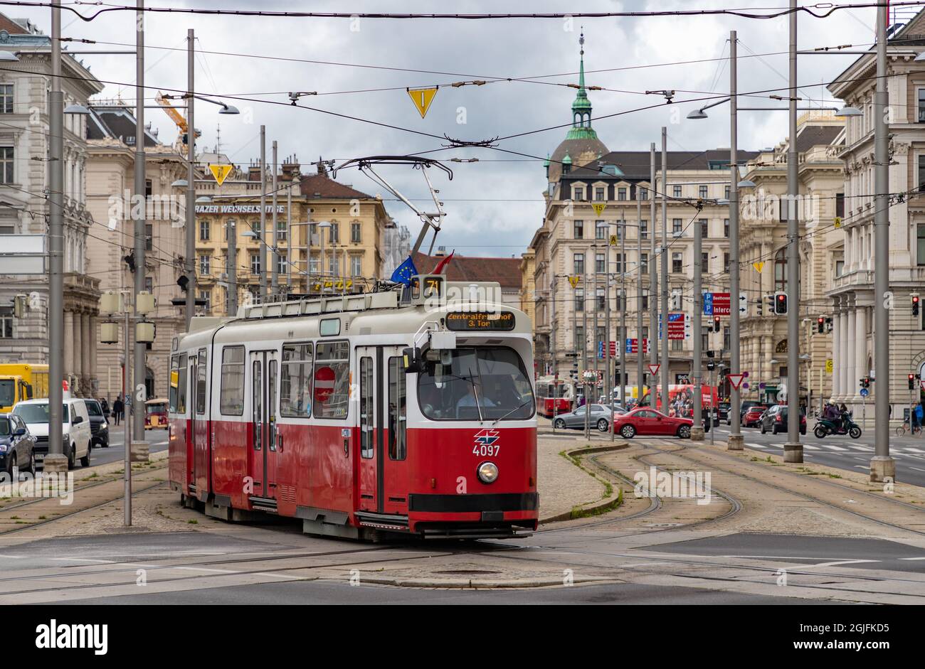 Une photo d'un tramway dans le quartier très animé de Schwarzenbergplatz. Banque D'Images