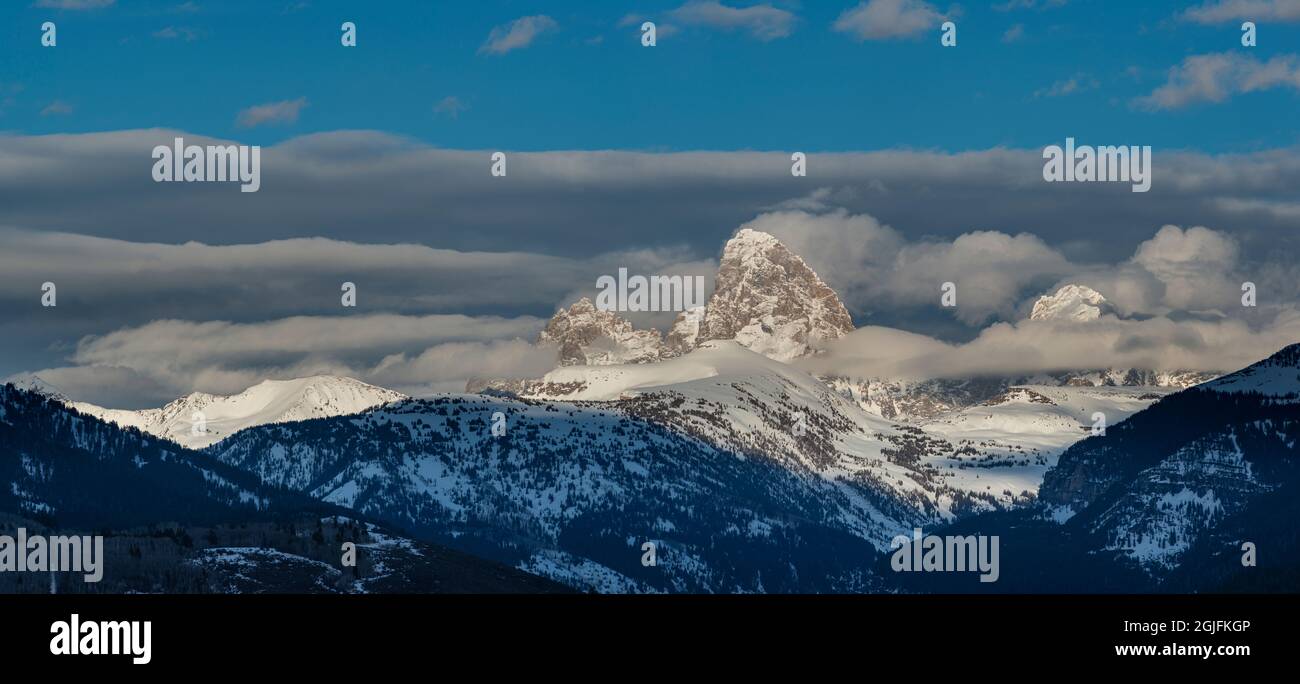 Vue panoramique de couches de nuages sur les montagnes du Grand Teton et du Teton, Wyoming Banque D'Images