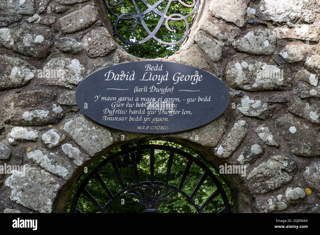 Monument à la tombe de David Lloyd George at avec un court poème de strophe métrique gallois composé par son neveu et écrit sur l'ardoise. Banque D'Images