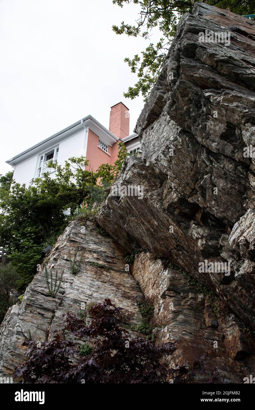En regardant vers le haut l'une des maisons de Portmerion qui fournit l'hébergement pour les touristes et les visiteurs du village de style italien dans le nord du pays de Galles Banque D'Images
