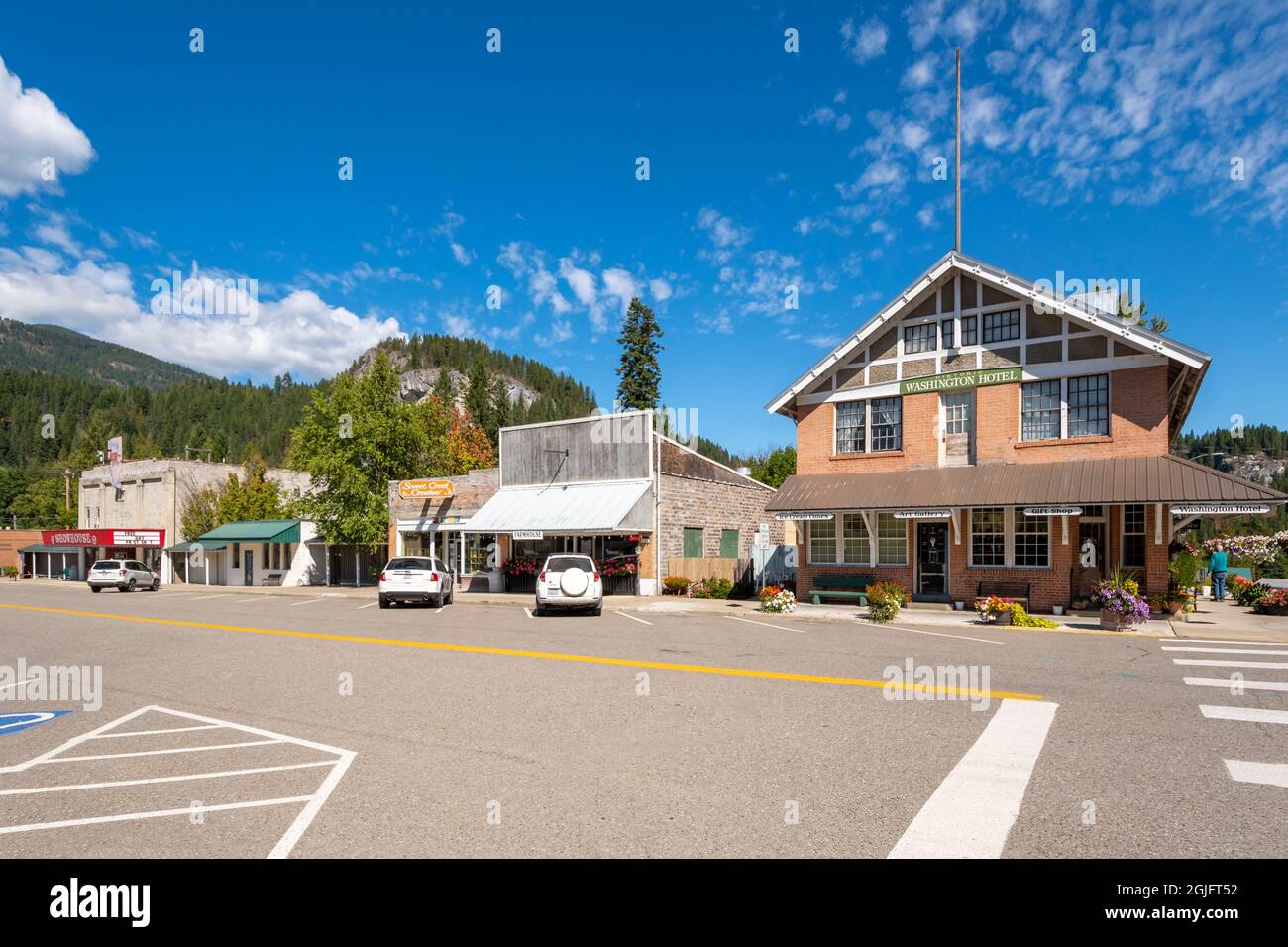 Vue générale de l'hôtel historique de Washington sur la rue principale dans la petite ville rurale de Metaline, Washington, Etats-Unis le 4 2021 septembre. Banque D'Images