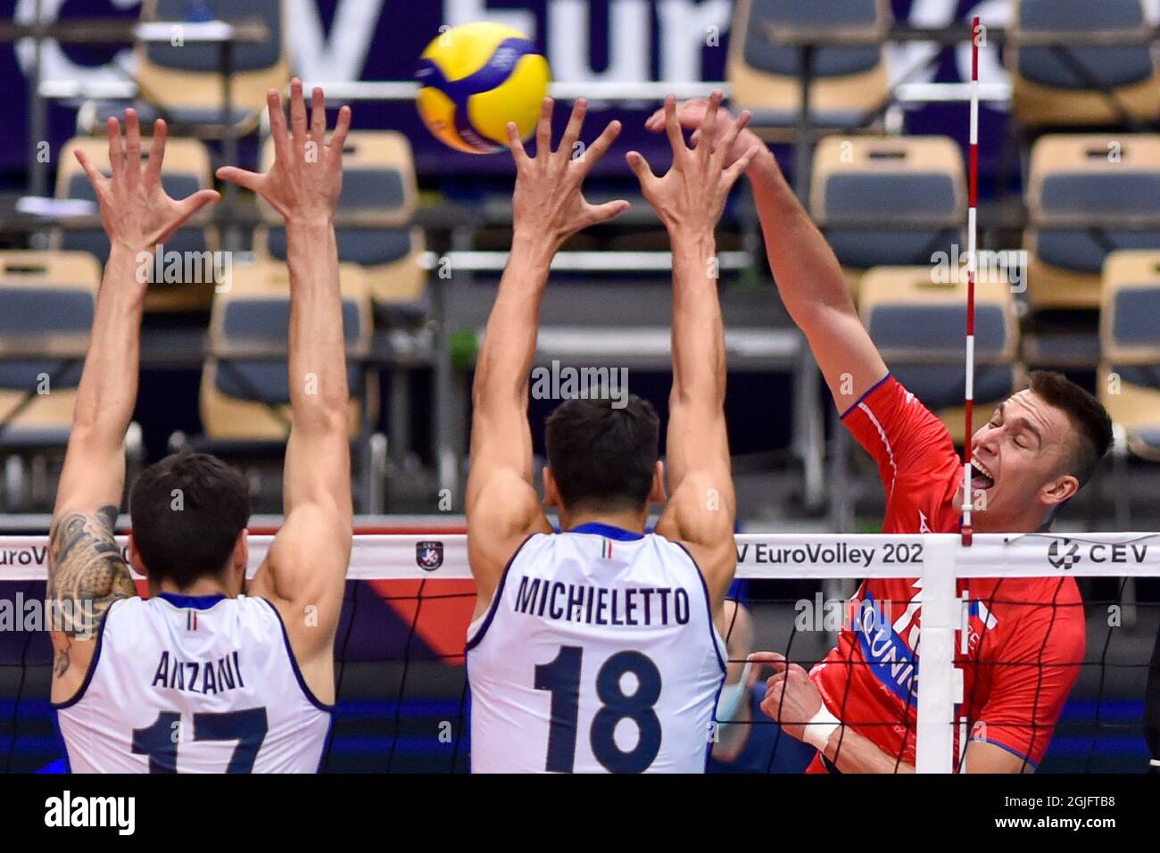 Ostrava, République tchèque. 09e septembre 2021. (G-D) Simone Anzani et Alessandro Michieletto d'Italie et Lukas Vasina de République tchèque en action pendant le championnat d'Europe de volley-ball masculin jeu du groupe B République tchèque contre Italie à Ostrava, République tchèque, 9 septembre 2021. Crédit: Jaroslav Ozana/CTK photo/Alay Live News Banque D'Images