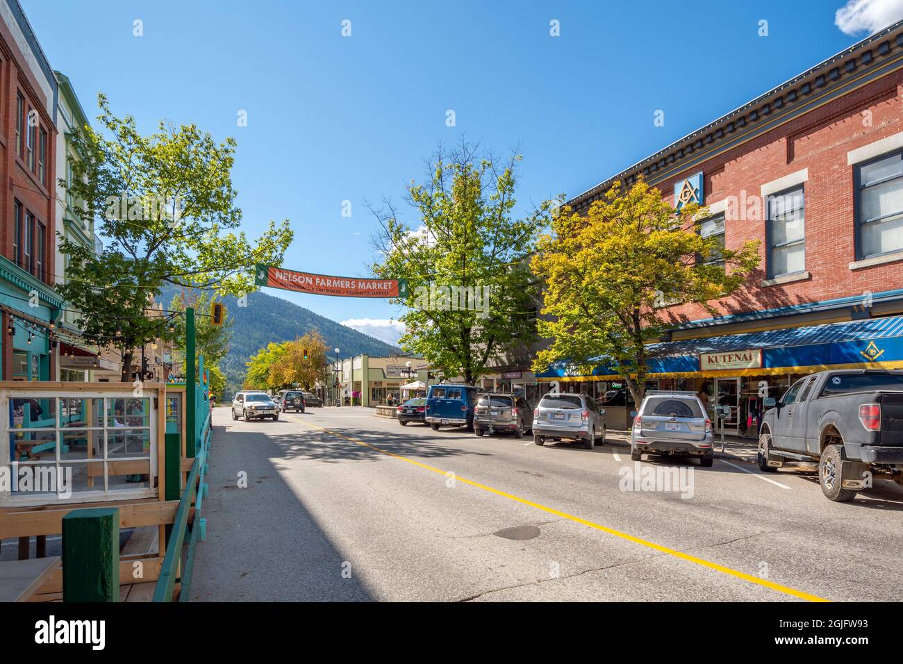 L'une des principales rues commerçantes et gastronomiques de la petite communauté d'artistes et de la ville de Nelson, en Colombie-Britannique, au Canada. Banque D'Images