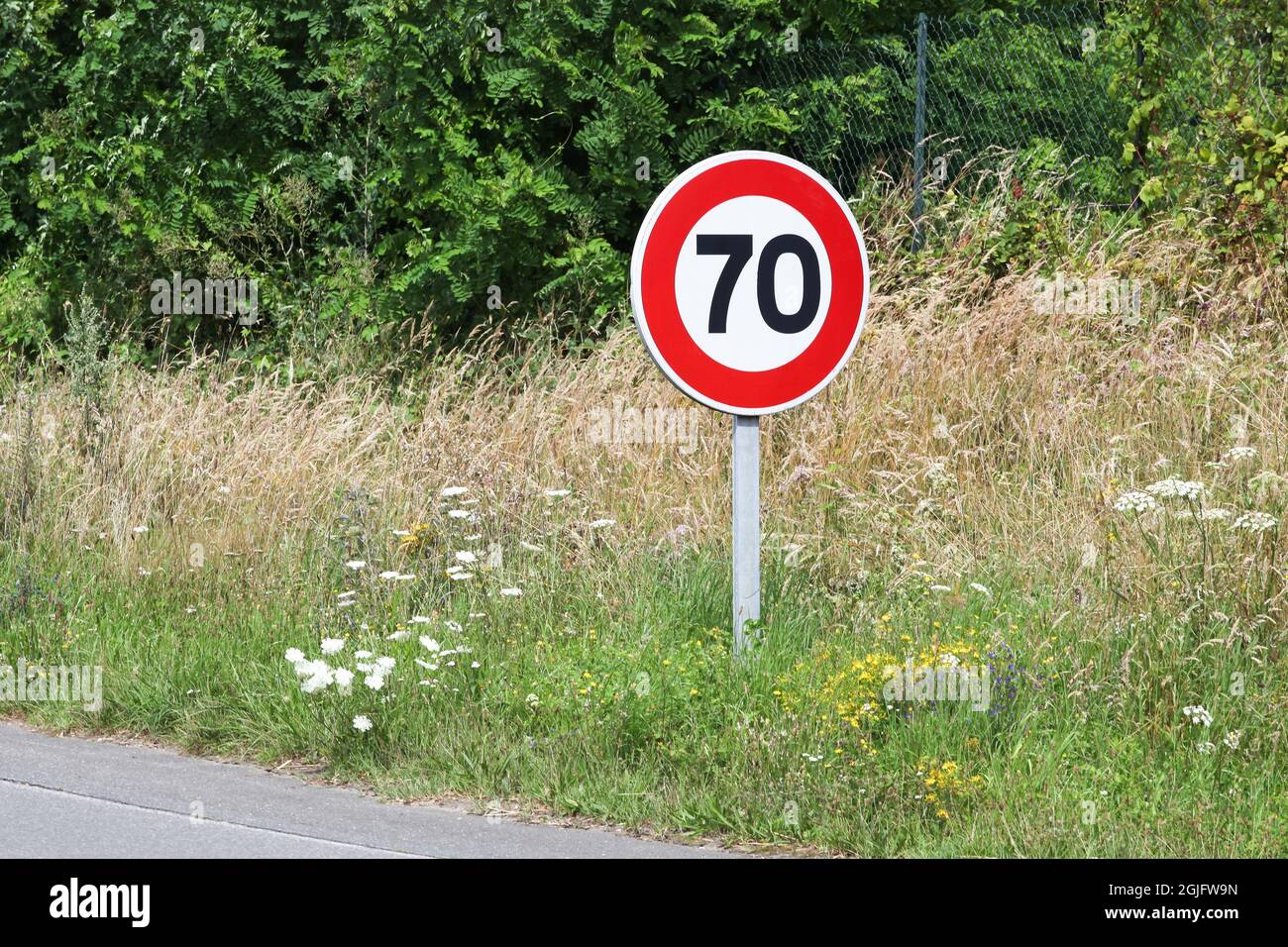 Limite de vitesse du panneau de signalisation 70 en France Banque D'Images