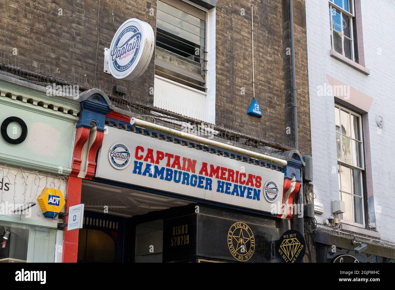 Vue sur le célèbre logo Captain Americas au-dessus du restaurant dans Exchange Street Norwich Banque D'Images