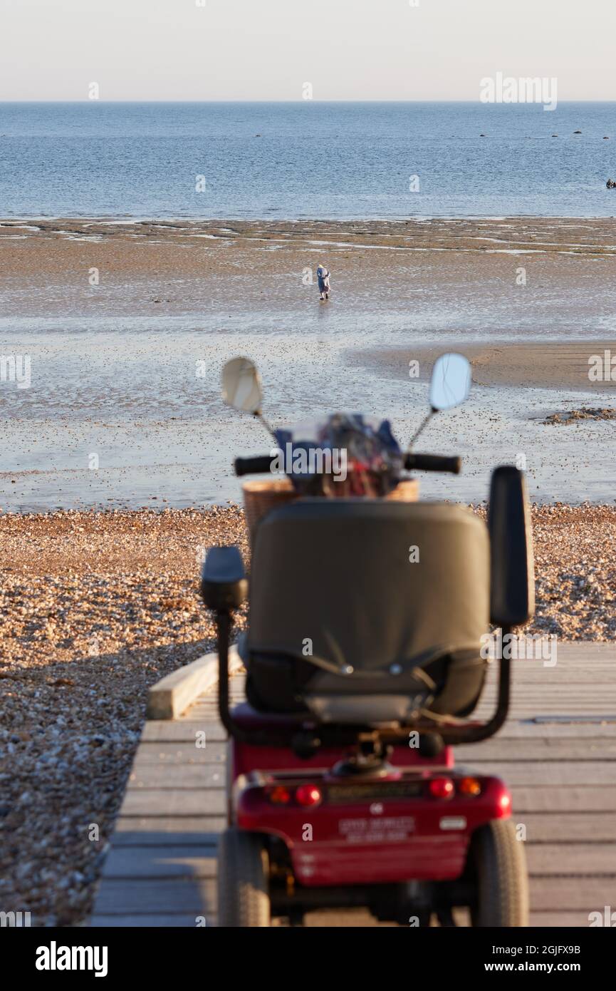 Scooter mobile et accès limité à la plage. Banque D'Images