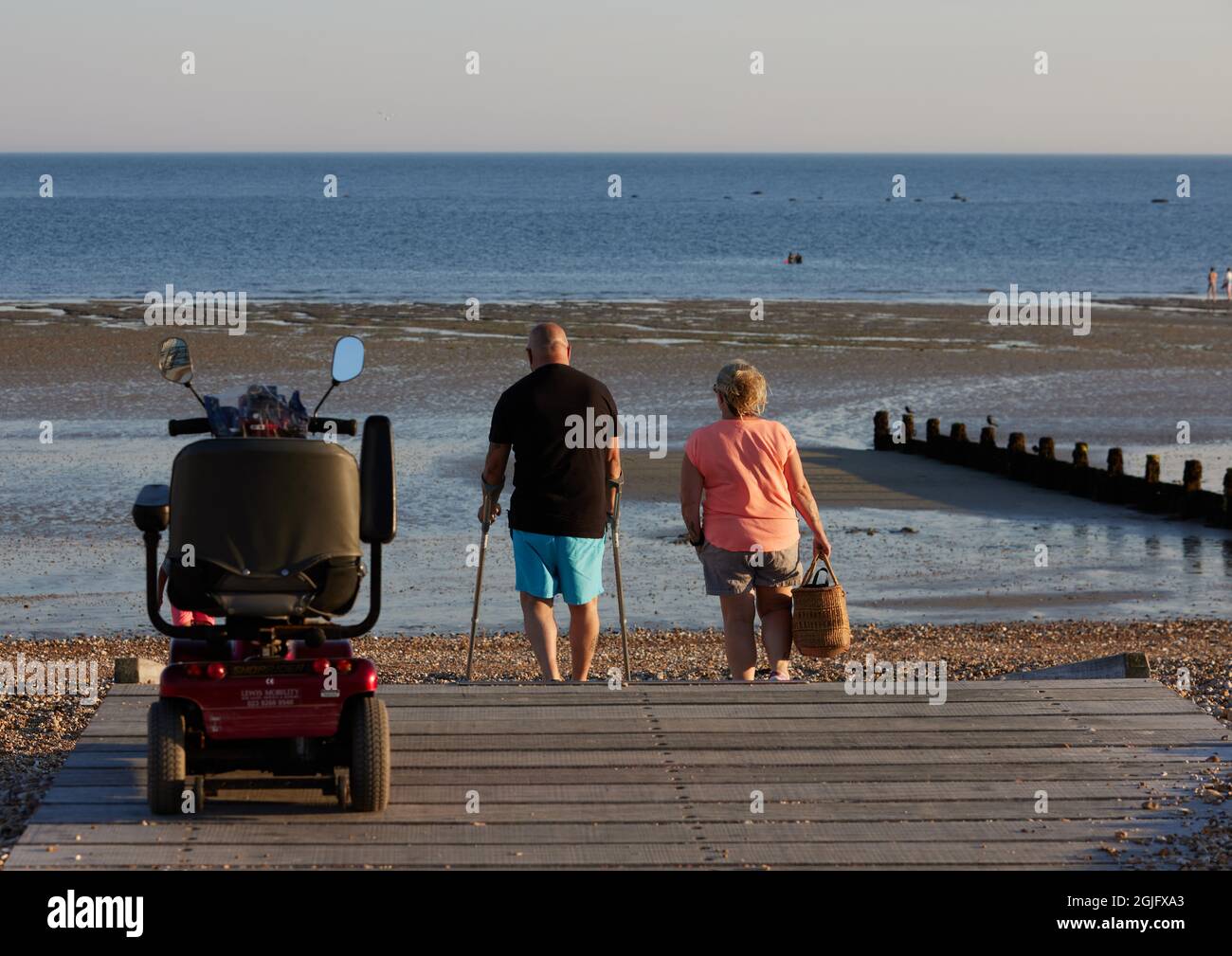 Scooter mobile et accès limité à la plage. Banque D'Images