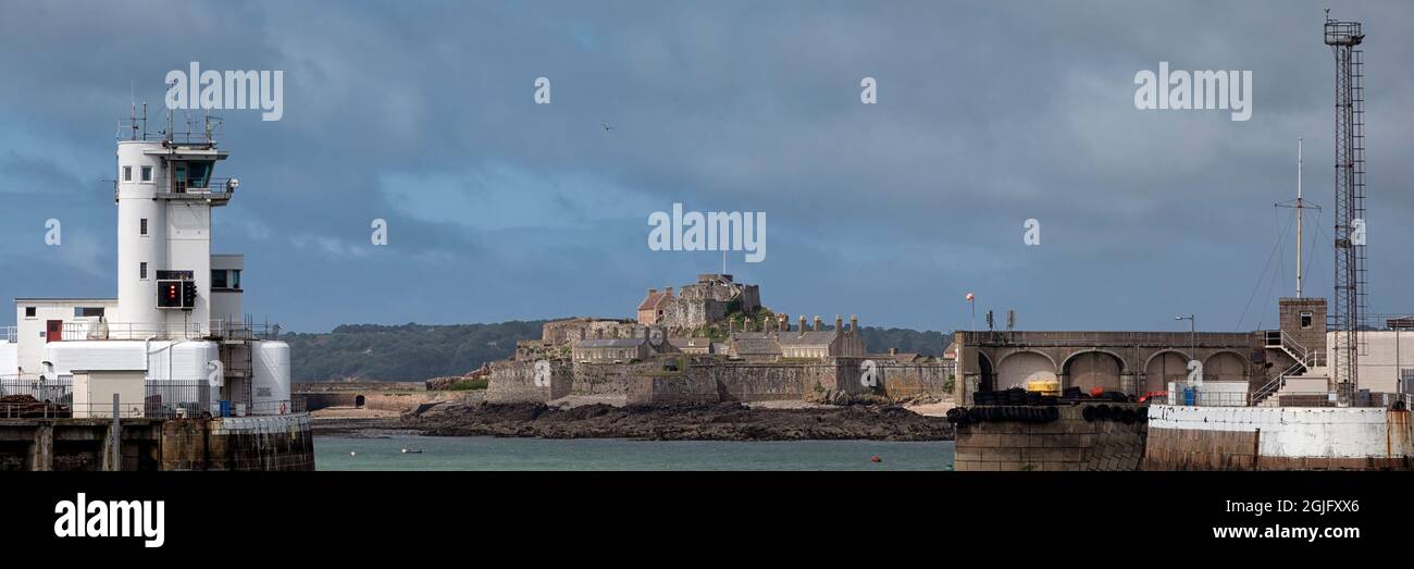 ST HELIER, JERSEY, ÎLES ANGLO-NORMANDES - 06 AOÛT 2021 : vue panoramique sur le château d'Elizabeth à travers les murs du port de St Helier Banque D'Images