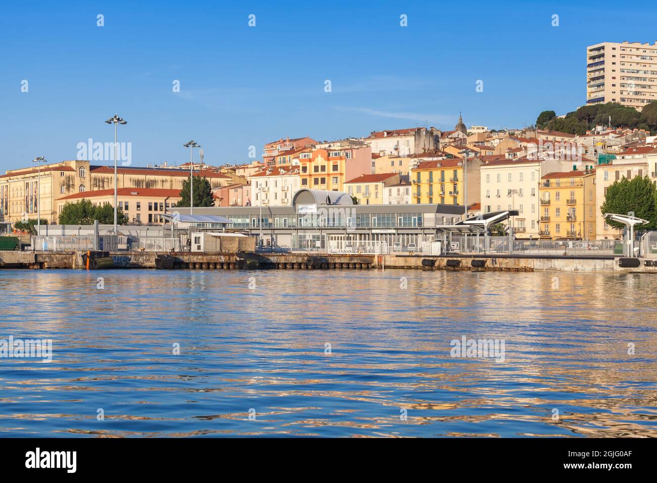 Ajaccio, France - 30 juin 2015 : port d'Ajaccio, vue côtière d'été sur le bord de mer avec terminal de ferry de fret. Corse Banque D'Images