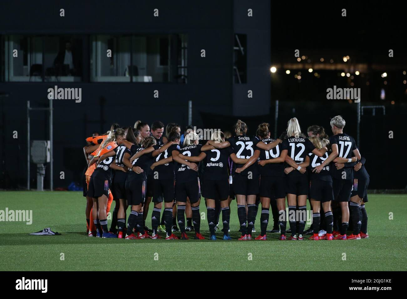 Turin, Italie, 9 septembre 2021. Les joueurs de Juventus célèbrent la qualification sur la scène du groupe après le coup de sifflet final lors du match de la Ligue des champions des femmes de l'UEFA au centre d'entraînement de Juventus, à Turin. Le crédit photo devrait se lire: Jonathan Moscrop / Sportimage Banque D'Images