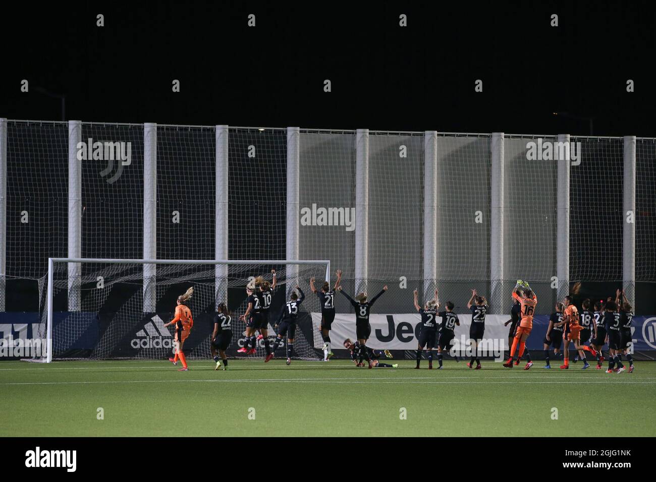 Turin, Italie, 9 septembre 2021. Les joueurs de Juventus célèbrent la qualification sur la scène du groupe après le coup de sifflet final lors du match de la Ligue des champions des femmes de l'UEFA au centre d'entraînement de Juventus, à Turin. Le crédit photo devrait se lire: Jonathan Moscrop / Sportimage Banque D'Images