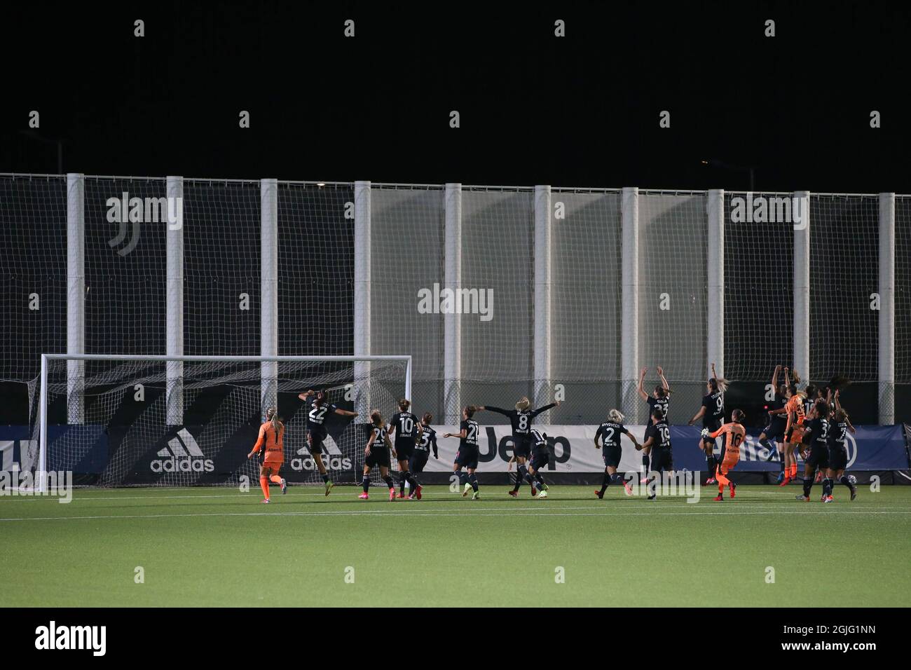 Turin, Italie, 9 septembre 2021. Les joueurs de Juventus célèbrent la qualification sur la scène du groupe après le coup de sifflet final lors du match de la Ligue des champions des femmes de l'UEFA au centre d'entraînement de Juventus, à Turin. Le crédit photo devrait se lire: Jonathan Moscrop / Sportimage Banque D'Images