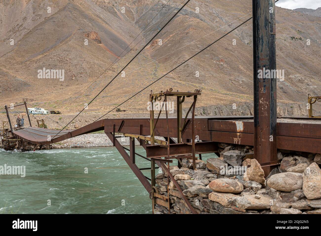 Pont traversant la rivière Panjshir, Afghanistan Banque D'Images