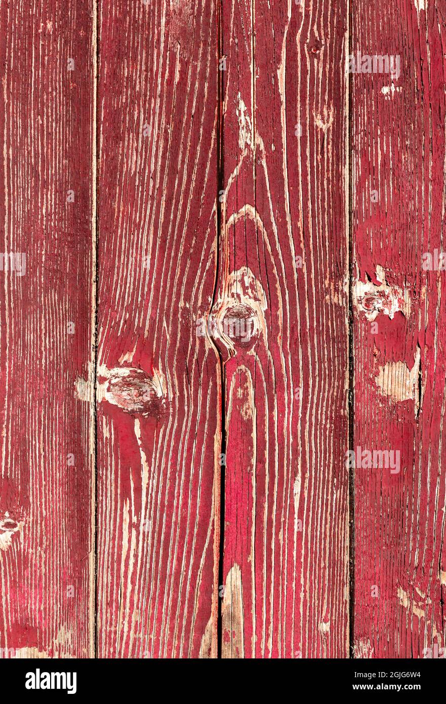 Planches rouges en bois. Arrière-plan composé de planches en bois avec peinture rouge peeling. Banque D'Images