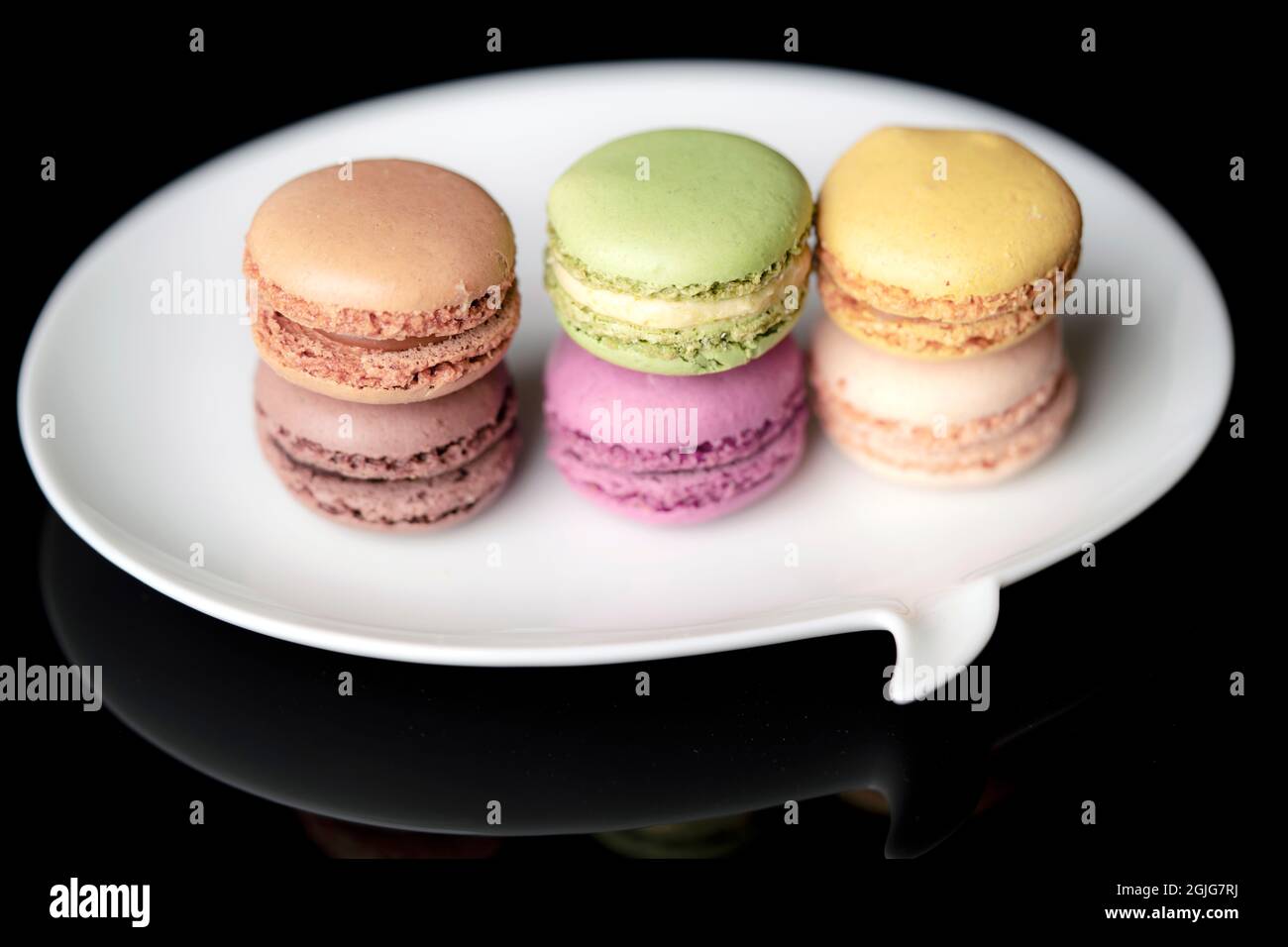 Macaron sur une assiette blanche, nourriture Banque D'Images