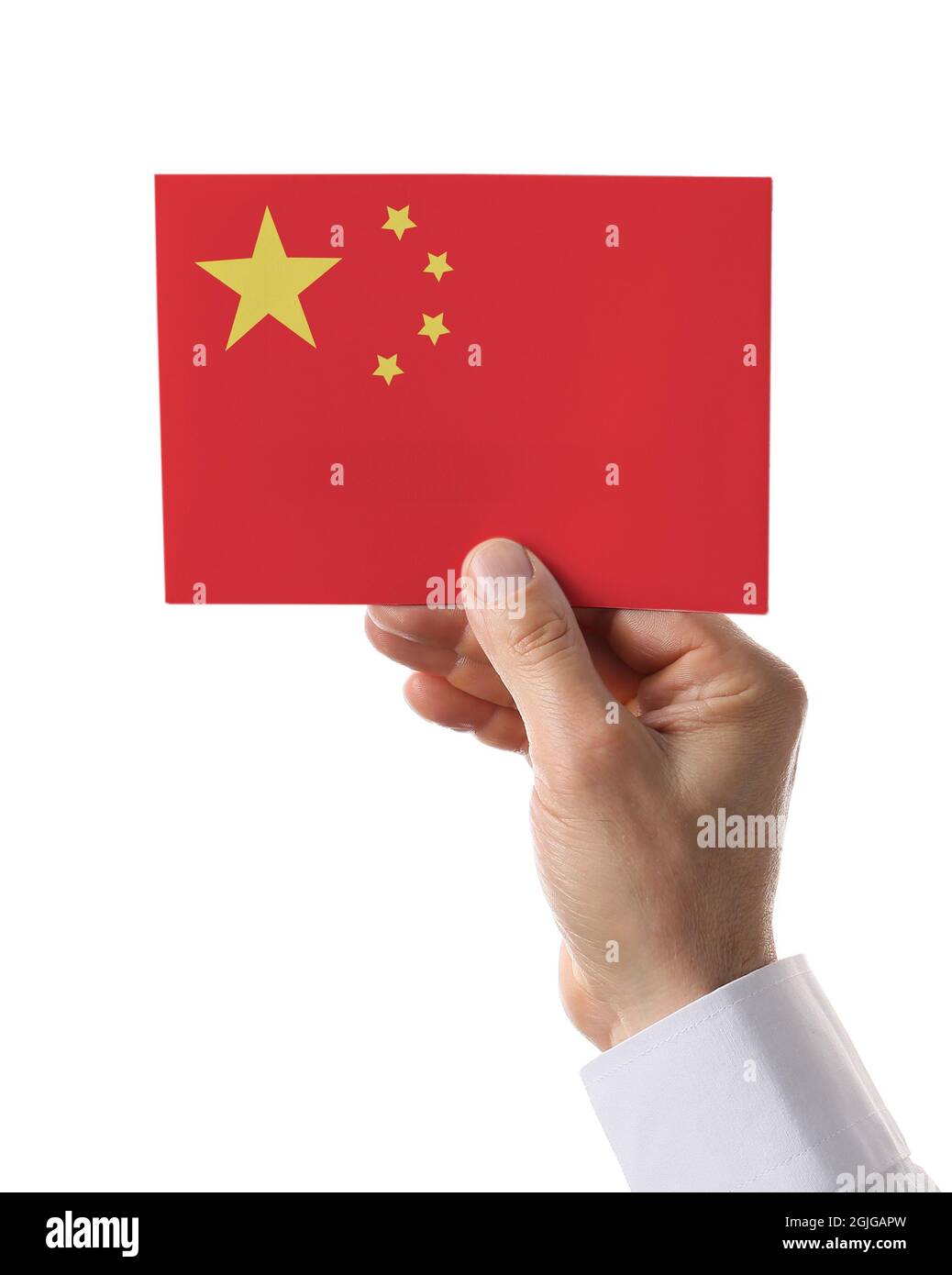 Main masculine avec drapeau chinois en papier sur fond blanc Banque D'Images