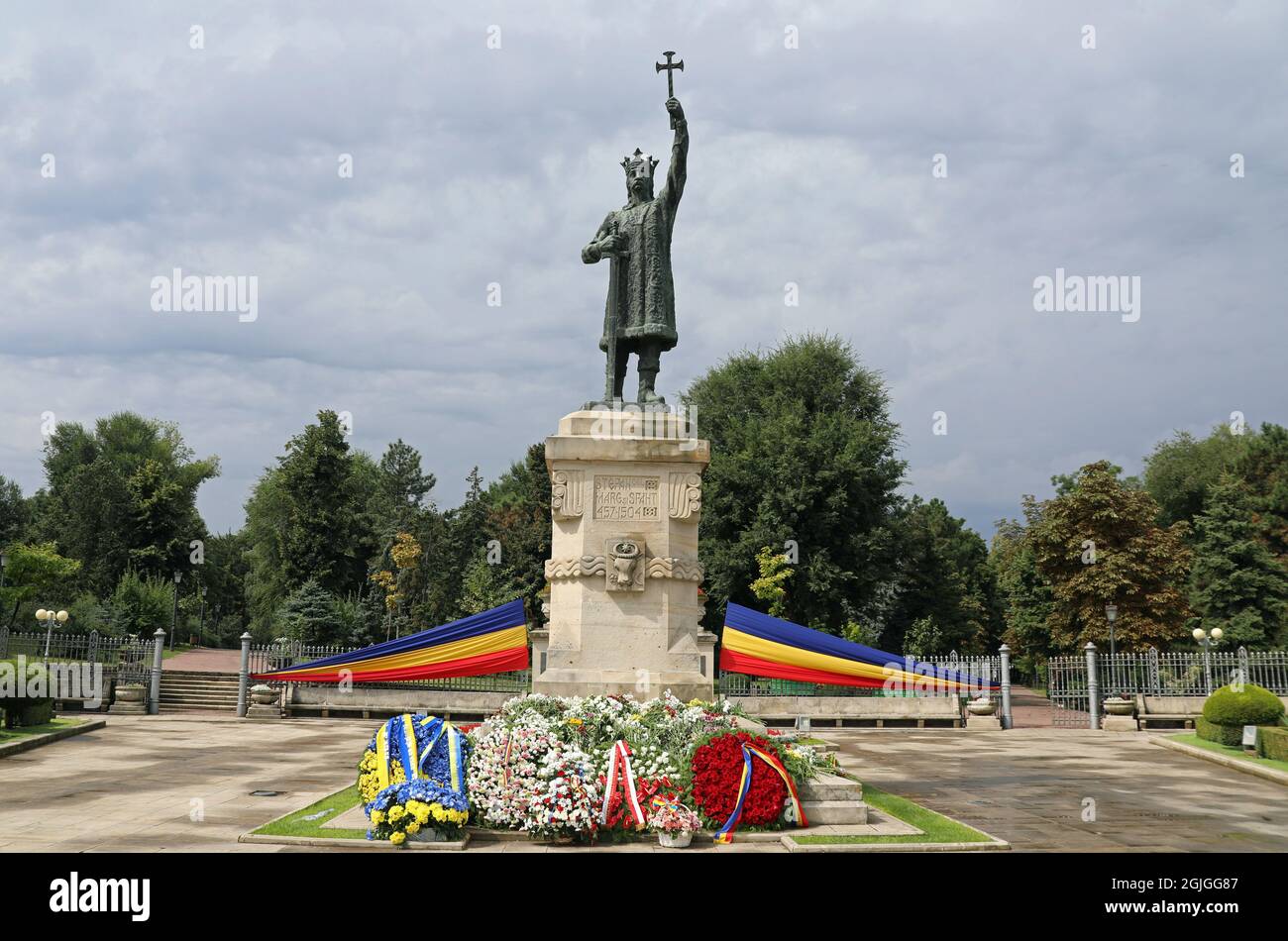 Stephen le Grand monument le jour de l'indépendance décoré de fleurs Banque D'Images