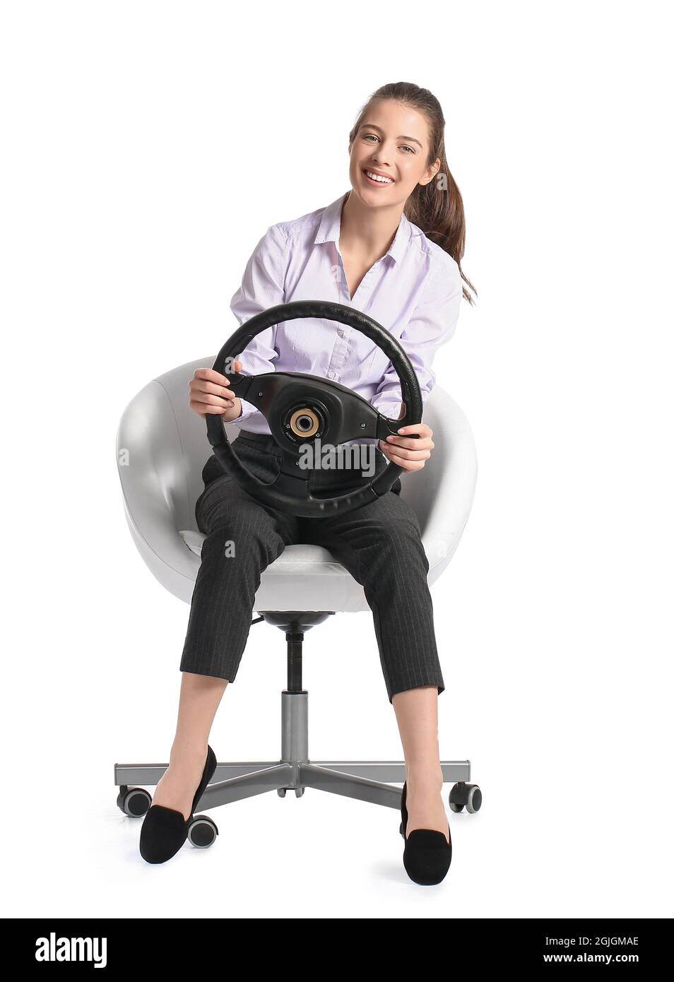 Jeune femme avec volant assis dans une chaise isolée sur fond blanc Banque D'Images