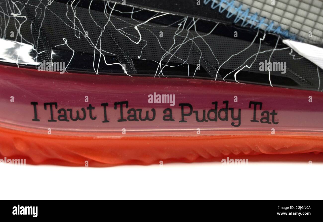 Vue détaillée d'une citation « I Tawt I Taw a Puddy Tat » de Looney Tunes, personnage Tweety Bird, sur l'unité Air Max, sur une Nike LeBron 18 Low Limited Edition Banque D'Images