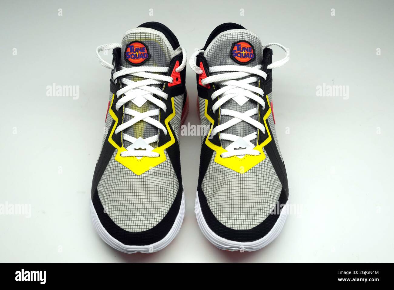Vue détaillée des chaussures Nike LeBron 18 Low Edition Limited Space Jam 2 Edition. Banque D'Images