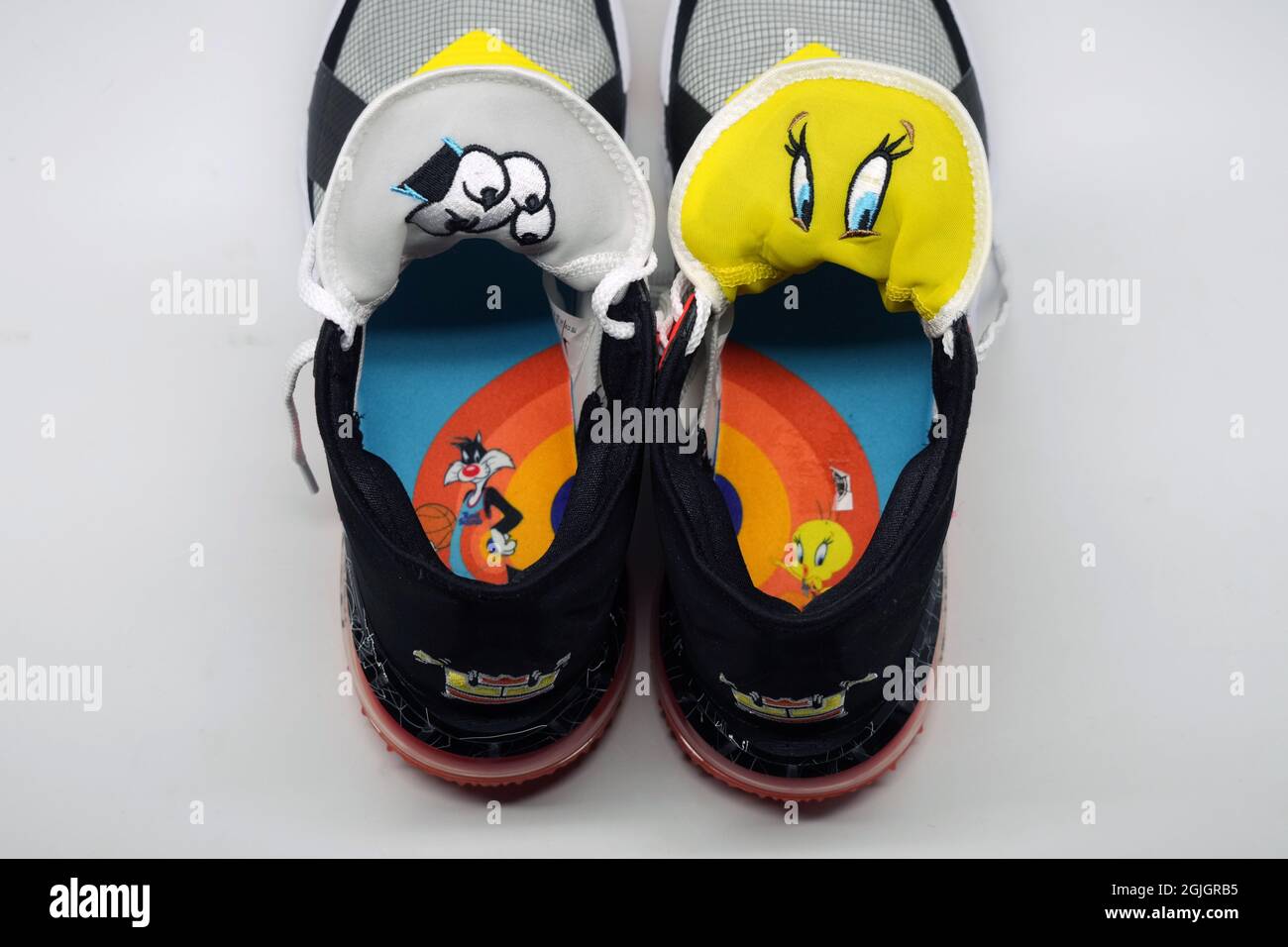Vue détaillée des chaussures Nike LeBron 18 Low Edition Limited Space Jam 2 Edition. Banque D'Images