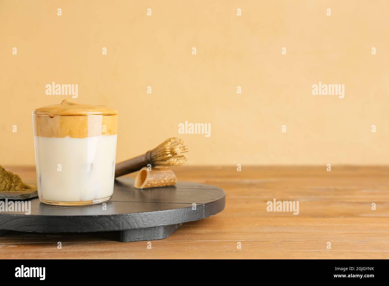 Verre de délicieux dalgona hojicha latte et chasen sur table Banque D'Images