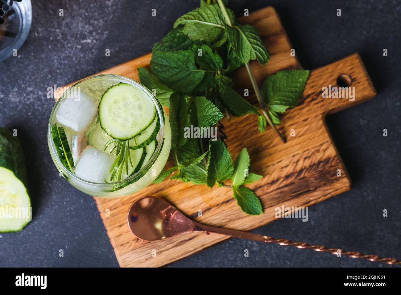Verre de tonique de gin froid et tranches de concombre sur fond sombre Banque D'Images