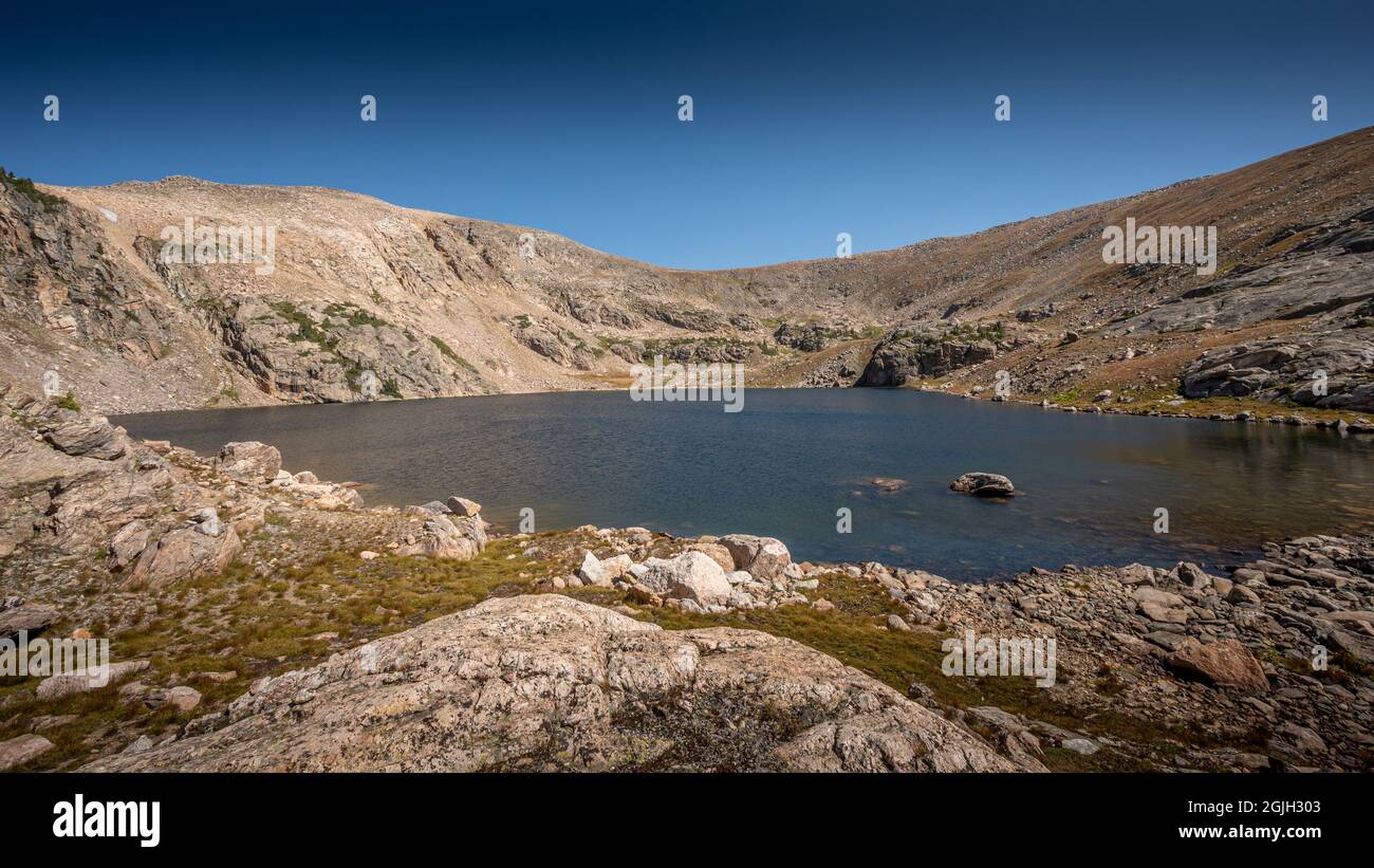 Lac alpin rarement visité en haute altitude entouré de sommets montagneux Banque D'Images
