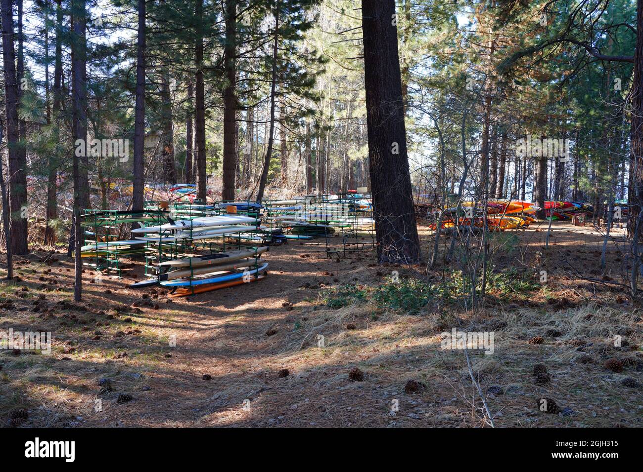 VILLAGE INCLINÉ, NV 11 APR 2021 des casiers de kayaks et planches de