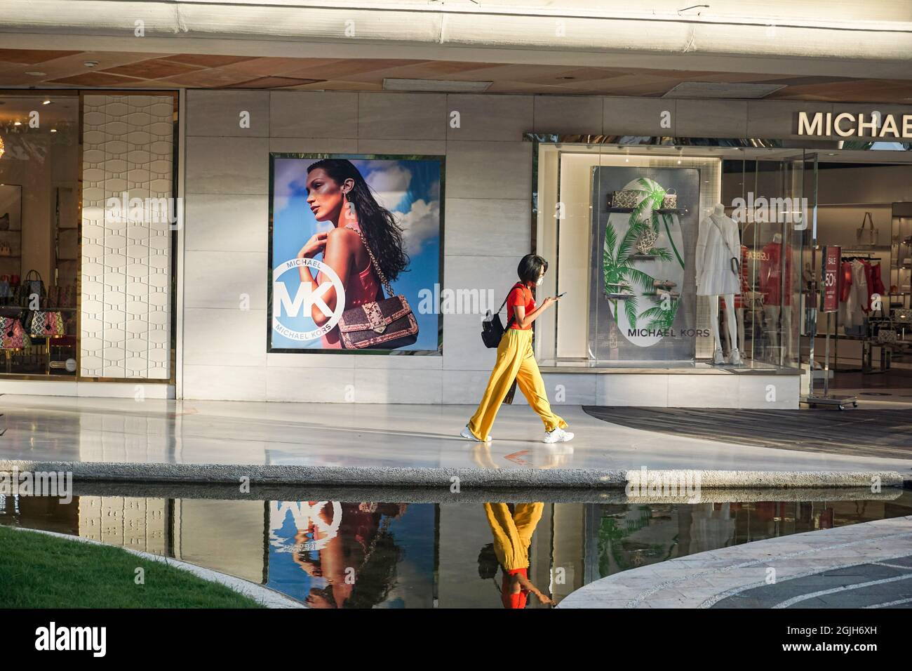 Un visiteur portant un masque facial comme mesure préventive contre la propagation du coronavirus passe devant le magasin Michael Kors au centre commercial Bali Beachwalk. Le gouvernement central de l'Indonésie prolongera la restriction d'activités communautaires d'urgence Covid-19 (PPKM) jusqu'au 13 septembre 2021, suivi par le soulagement de certaines installations publiques rouvertes telles que la destination touristique, le centre commercial et le centre de restauration. (Photo de Dicky Bisinglasi / SOPA Images/Sipa USA) Banque D'Images