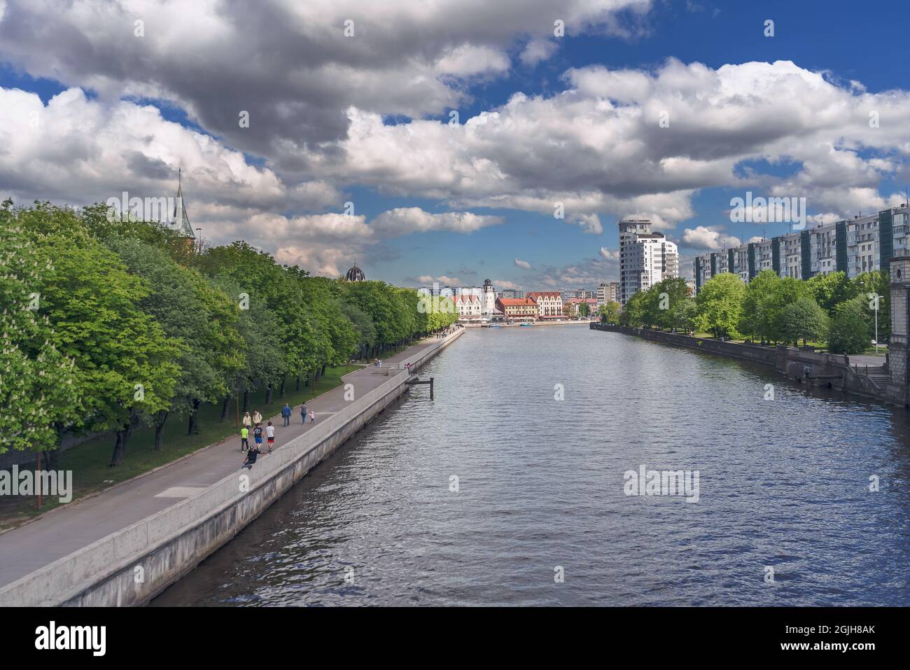 Kaliningrad, Russie - 14 mai 2021 : vue sur l'île de Kants et le village de pêcheurs depuis le pont au-dessus de la rivière Pregolya Banque D'Images