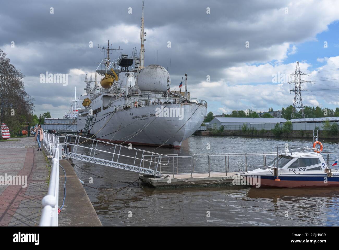 Kaliningrad, Russie - 14 mai 2021 : une femme prend des photos près du cosmonaute Victor Pacaev, musée du bateau Banque D'Images