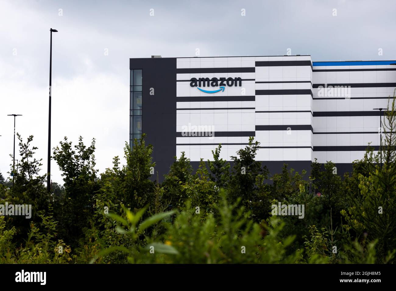 Ottawa (Ontario), Canada - le 13 août 2021 : un entrepôt de distribution Amazon dans le quartier de Barrhaven, à Ottawa. Banque D'Images