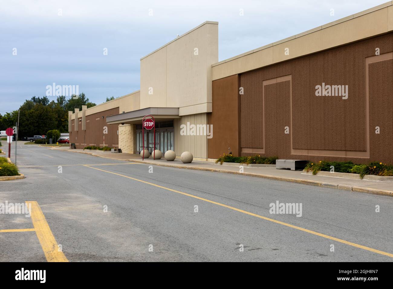 Smiths Falls, Ontario, Canada – le 28 août 2021 : au Settlers Ridge Centre, un ancien magasin à rayons Target Canada est vacant plusieurs années après sa fermeture. Banque D'Images